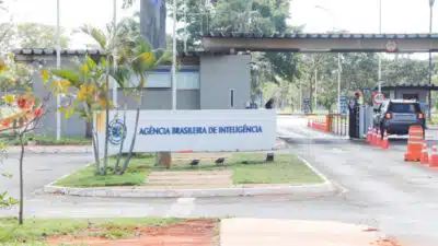 Agentes da Abin (Agência Brasileira de Inteligência) marcaram uma breve paralisação, em Brasília. Os funcionários da agência pedem a saída do diretor-geral, Luiz Fernando Corrêa, e a nomeação de um oficial de inteligência de carreira. Por enquanto, a mobilização não é considerada greve pelos agentes da Abin. No entanto, funcionários da corporação, ouvidos pelo Poder360, relatam chances de haver 1ª paralisação definitiva das atividades. |Sérgio Lima/Poder360 - 30.abr.2024