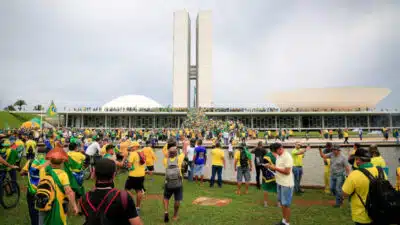 Bolsonaristas caminham do acampamento do QG do Exército até a Praça dos 3 Poderes onde invadiram a Praça dos Três Poderes também invadiram a sede do STF (Supremo Tribunal Federal). Mais cedo, os apoiadores do ex-presidente Jair Bolsonaro (PL) também invadiram a sede do Congresso Nacional e o Palácio do Planalto. A maioria veste roupas verde e amarelo e entoa palavras de ordem, como trecho da Constituição de que “todo o poder emana do povo”. O grupo é contrário à posse Luiz Inácio Lula da Silva (PT) à Presidência da República, realizada em 1º de janeiro de 2023. Sergio Lima/Poder360 08jan2023