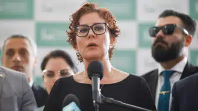 Coletiva da deputado Carla Zambelli -m  A PF (Polícia Federal) cumpre mandados de busca e apreensão contra a deputada Carla Zambelli (PL-SP) no âmbito de investigações que apuram invasão aos sistemas do CNJ (Conselho Nacional de Justiça) para inserção de alvarás de soltura e documentos falsos contra o ministro Alexandre de Moraes, do STF (Supremo Tribunal Federal). | Sérgio Lima/Poder360 02.ago.2023| Sérgio Lima/Poder360 00.ago.2022