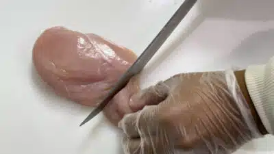 Carne de frango à venda em açougue de supermercado, em Manaus (AM). O ministro da Agricultura, Carlos Fávaro (PSD) que o governo brasileiro segue em tratativas com autoridades da China para regionalizar as restrições impostas às exportações de carne de frango depois da confirmação de um caso de gripe aviária em uma granja comercial em Montenegro (RS). | Sérgio Lima/Poder360 - 20.mai.2025