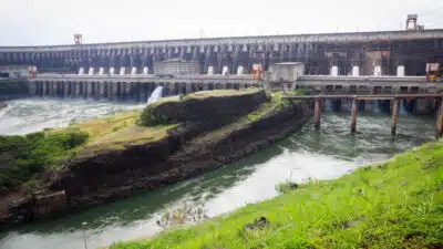 A Usina Hidrelétrica de Itaipu, localizada em Foz do Iguaçu, no Paraná é considerada um dos maiores empreendimentos de geração de energia elétrica da América Latina. Fruto de um tratado assinado em 1973, durante a ditadura militar, a usina tem administração binacional e abastece tanto o Brasil quanto o Paraguai. Com capacidade instalada de cerca de 14 GW, Itaipu custou mais de US$ 27 bilhões. A obra mobilizou milhares de trabalhadores brasileiros e paraguaios. O financiamento da construção foi pago em 2023 que fará com que a tarifa caia para menos da metade do valor atua. Diferentemente de outras usinas, Itaipu é remunerada por potência, não por quantidade de energia gerada. Sérgio Lima/Poder360 06.jul.2023
