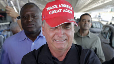 Ex-presidente Jair Bolsonaro com Michelle Bolsonaro no aeroporto de Brasília. Michelle foi representar Bolsonaro na cerimônia de posse do presidente americano Ronald Trump. | Sérgio Lima/Poder360 - 18.jan.2025