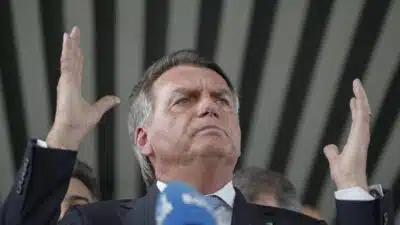 Ex-presidente Jair Bolsonaro durante coletiva após a 1ª Turma do STF decidir, por unanimidade, aceitar a denúncia da Procuradoria Geral da República contra Jair Bolsonaro (PL) e mais 7 pessoas por tentativa de golpe de Estado. Com isso, os 8 denunciados viram réus no Supremo. Bolsonaro visitou o gabinete do filho senador Flávio Bolsonaro, no Senado Federal. | Sérgio Lima/Poder360 - 26.mar.2025