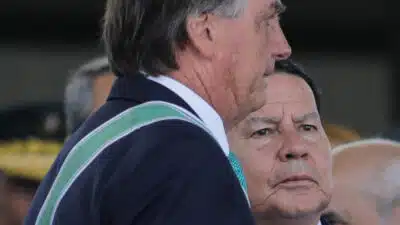 Presidente Jair Bolsonaro, participa da cerimonia em comemoração do Dia do Exercito, ao lado do vice-presidente Hamilton Mourão e ministros. Durante o ato houve a imposição da Ordem do Mérito Militar e medalha Exército brasileiro. Finalizando assistiram a desfile  de tropas, no QG do Exercito. Sérgio Lima/Poder360 19.abr.2022