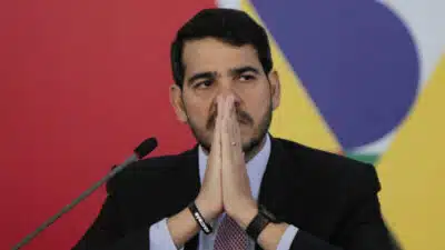 Força-tarefa tenta melhorar a imagem do governo na fraude do INSS. 
O Secretário de Comunicação, Sidônio Palmeira, Ministro da AGU (Advocacia-Geral da União), Jorge Messias e o ministro da CGU (Controladoria Geral da União), Vinícius de Carvalho e o presidente do INSS (Instituto Nacional do Seguro Social), Gilberto Waller no combate à fraude do INSS e em defesa dos aposentados contra empréstimos consignados irregulares, durante entrevista coletiva no Palácio do Planalto.| Sérgio Lima/Poder360 - 08.maio.2025