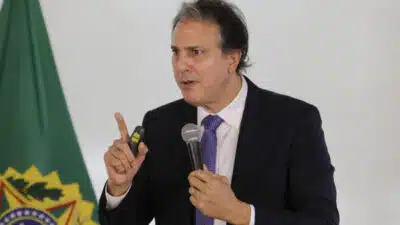 O presidente Luiz Ignácio Lula da Silva (PT) sancionou o projeto de lei que proíbe o uso de celular para alunos das escolas públicas e privadas do Brasil. Os aparelhos passam a ser vetados durante as aulas, recreios e atividades extracurriculares. A exceção é para fins pedagógicos ou em casos de emergência —para garantir a acessibilidade ou para alunos diabéticos, por exemplo, que usam o aparelho para a medição da glicemia. | Sérgio Lima/Poder360 - 13.jan.2024