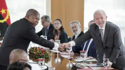 O presidente Luiz Inácio Lula da Silva (PT) recebe o presidente de Angola, João Manuel Lourenço (MPLA) no Palácio do Planalto, em Brasília. A visita de Lourenço e da primeira-dama angolana, Ana Dias Lourenço, é realizada durante a Semana da África no Brasil. | Sérgio Lima/Poder360 - 23.mai.2025