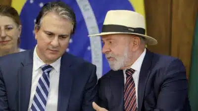 O presidente Luiz Inácio Lula da Silva (PT) lançou nesta 3ª feira (14.jan.2025) o programa Mais Professores para o Brasil, com bolsas de R$ 1.050 até R$ 2.100. A iniciativa terá duas modalidades: uma para estudantes de licenciatura, que receberão um Pé-de-Meia durante a graduação, e outra para quem quiser lecionar em regiões remotas do país. A iniciativa terá duas modalidades: uma para estudantes de licenciatura, que receberão um Pé-de-Meia durante a graduação, e outra para quem quiser lecionar em regiões remotas do país. | Sérgio Lima/Poder360 - 14.jan.2025