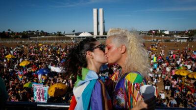Após dois anos suspensa por conta da pandemia de Covid-19, a Parada do Orgulho LGBTQIA+ retorna às ruas de Brasília. A 23ª edição do evento tem concentração a partir das 14h, no gramado em frente ao Congresso Nacional. Serão sete trio elétricos e a programação conta com 32 DJs e shows da drag queen Kaya Conky e da banda Saia Bamba. | Sérgio Lima/Poder360 03.jun.2022