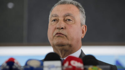 O Ministro Rui Costa (Casa Civil) e  Jorge Messias (AGU) durante coletivas após o presidente Luiz Inácio Lula da Silva (PT) se reunir nesta sexta-feira (10), no Palácio do Planalto, com ministros para discutir o fim do programa de checagem de fatos anunciado pela Meta, responsável por plataformas como Facebook, Instagram e WhatsApp. O encontro também tratou do projeto de regulação das redes sociais, uma das prioridades do governo. | Sérgio Lima/Poder360 - 10.jan.2025