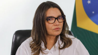 O presidente Luiz Inácio Lula da Silva (PT) durante a cerimônia de sanção de leis sobre Educação e Meio Ambiente com  a primeira-dama Janja Lula da Silva, ministro Silvio Almeida (Direitos Humanos), Camilo Santana (Educação), Marina Silva (Leio Ambiente), Alexandre Padilha (Relações Institucionais), no Palácio do Planalto . | Sérgio Lima/Poder360 17.jul.2024