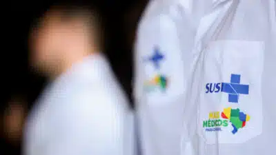 Brasília (DF), 17/03/2025 - Detalhe do uniforma de um médico durante anuncio do ministro da Saúde, Alexandre Padilha (Fora de quadro), sobre a expansão do programa mais médicos com a oferta de novas vagas no primeiro edital de 2025.
Foto: Marcelo Camargo/Agência Brasil