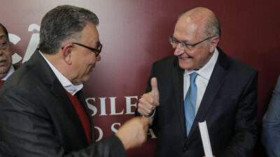 Vice-Pres. Geraldo Alckmin com o presidente nacional do PSB e do Conselho Curador da Fundação João Mangabeira (FJM), Carlos Siqueira, durante o lançamento do seu livro “Em defesa dos ideais do Socialismo Democrático” durante a inauguração da Livraria Luso-Brasileira “Miguel Arraes e Mário Soares”. O evento une cultura, política e memória em dois grandes momentos, na sede nacional do PSB, em Brasília. | Sérgio Lima/Poder360 - 14.mai.2025