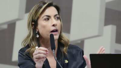 CPI das BETS (CPIBETS) realiza reunião para ouvir depoimento de testemunhas. 

A comissão tem a finalidade de investigar, no prazo de cento e trinta dias, a crescente influência dos jogos virtuais de apostas online no orçamento das famílias brasileiras, além da possível associação com organizações criminosas envolvidas em práticas de lavagem de dinheiro, bem como o uso de influenciadores digitais na promoção e divulgação dessas atividades. 

Mesa: 
relatora da CPIBETS, senadora Soraya Thronicke (Podemos-MS), em pronunciamento.

Foto: Pedro França/Agência Senado