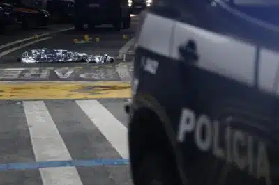 EDITORS NOTE: Graphic content / The body of Antonio Vinicius Lopes Gritzbach is covered by police after a shooting at Guarulhos international airport in Guarulhos, Sao Paulo on November 8, 2024. Brazilian real estate agent Antonio Vinicius Lopes Gritzbach, linked to organized crime, was shot dead Friday afternoon at Guarulhos international airport, which serves the city of Sao Paulo according to the Sao Paulo Public Security Secretariat. (Photo by Miguel SCHINCARIOL / AFP)