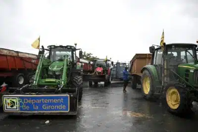 Beychac-et-caillau (France), 21/11/2024.- French farmers with their tractors take part in a protest against the EU-Mercosur free trade agreement, in Beychac-et-Caillau, near Bordeaux, southwestern France, 21 November 2024. The farmers' protests, called by the FNSEA (National Federation of Agricultural Holders' Unions) and Young Farmers union, continue throughout France against the agreement between the EU member countries and the Mercosur trading bloc to be finalized in the next few weeks. Demonstrators and unions say that increased agricultural imports from South America would weaken European farmers. In 2023, massive farmers' protests against cheap imports blocked parts of France's transport infrastructures. (Protestas, Francia, Burdeos) EFE/EPA/CAROLINE BLUMBERG