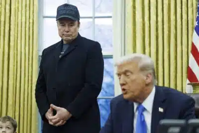 Washington (United States of America), 11/02/2025.- US President Donald J. Trump (R) gives remarks to the media in the Oval Office of the White House, as he meets with US entrepreneur and U.S. special government employee Elon Musk (L), in Washington, DC, USA, 11 February 2025. EFE/EPA/Aaron Schwartz / POOL