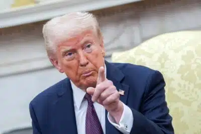 CKB07564. BOGOTÁ (ES-ES) (COLOMBIA), 05/03/2025.- Fotografía de archivo del 27 de febrero de 2025 del presidente de EEUU, Donald J Trump, en el Despacho Oval de la Casa Blanca en Washington (Estados Unidos). La decisión de Trump de imponer aranceles a las importaciones procedentes de Canadá y México ha destruido el tratado de libre comercio T-MEC que el propio presidente de EE.UU. negoció y aprobó hace solo cinco años, según explicaron a EFE varios expertos. EFE/EPA/CHRIS KLEPONIS / POOL ARCHIVO