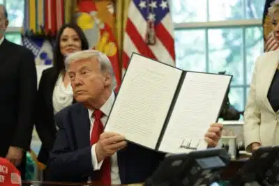 EPA2587. WASHINGTON (ESTADOS UNIDOS), 28/04/2025.- Fotografía del 23 de abril de 2025 del presidente de EEUU, Donald Trump, firmando órdenes ejecutivas en el Despacho Oval de la Casa Blanca en Washington (Estados Unidos). El regreso de Donald Trump a la Casa Blanca ha restaurado en la política exterior de Estados Unidos la doctrina de 