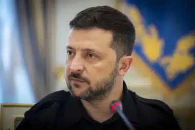 FOTODELDIA KIEV, 14/06/2025.-El presidente ucraniano, Volodímir Zelenski, durante una conversación mantenida con EFE y otros medios ucranianos e internacionales en Kiev. Zelenski espera pedirle personalmente a su homólogo estadounidense, Donald Trump, que EEUU le venda a Ucrania un nuevo paquete de armamento cuya composición ya tiene concretada Kiev, según explicó el propio líder ucraniano en una conversación con medios locales e internacionales en la que participó EFE. EFE/ Marcel Gascón