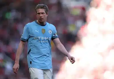 MANCHESTER (United Kingdom), 06/04/2025.- Kevin De Bruyne of Manchester City looks on during the English Premier League soccer match between Manchester United and Manchester City, in Manchester, Britain, 06 April 2025. (Reino Unido) EFE/EPA/ADAM VAUGHAN EDITORIAL USE ONLY. No use with unauthorized audio, video, data, fixture lists, club/league logos, 'live' services or NFTs. Online in-match use limited to 120 images, no video emulation. No use in betting, games or single club/league/player publications.