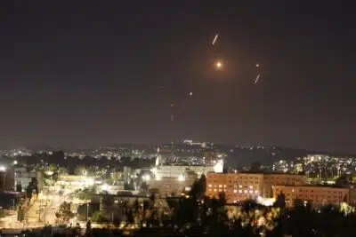 Jerusalem (-), 13/06/2025.- Missiles launched from Iran as seen over Jerusalem, 13 June 2025. Israels military has identified missiles being launched from Iran towards the territory of Israel in retaliation following overnight airstrikes on Iranian targets.  (Jerusalén) EFE/EPA/ATEF SAFADI