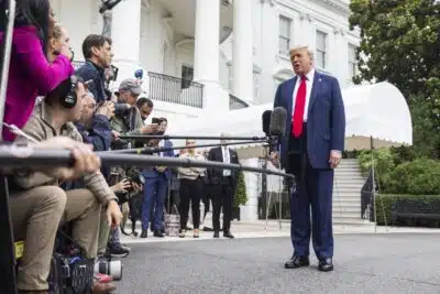 WASHINGTON (United States), 16/06/2025.- US President Donald Trump speaks to the media as he departs the White House for Alberta, Canada, where he will attend the G7 Summit, in Washington, DC, USA 15 June 2025. Trump answered questions about the on-going conflict between Israel and Iran. EFE/EPA/JIM LO SCALZO / POOL