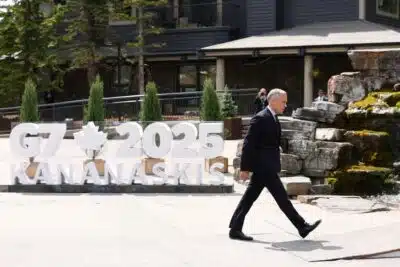 KANANASKIS (Canada), 17/06/2025.- The Prime Minister of Canada Mark Carney prepares to greet world leaders during the G7 Summit in Kananaskis, Canada, 17 June 2025. World leaders are gathered from 15 to 17 June 2025 for the annual G7 Summit. EFE/EPA/TERESA SUAREZ / POOL