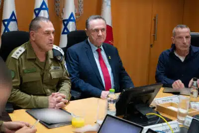 AME5660. JERUSALÉN (ISRAEL), 12/06/2025.- Fotografía cedida por el Ministerio de Defensa de Israel que muestra al ministro de esta cartera, Israel Katz (c), y al Jefe de Estado Mayor, Teniente General Eyal Zamir (i) durante una reunión con miembros del Foro del Estado Mayor. El Ejército israelí confirmó la madrugada de este viernes haber bombardeado 