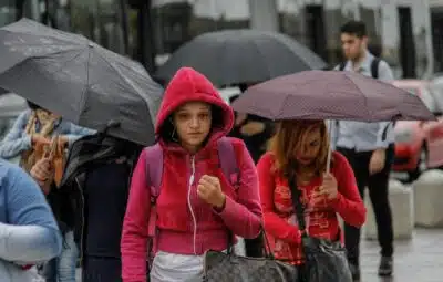 SP - CLIMA/SP/FRIO - GERAL - Pedestres enfrentam frio e garoa na Avenida Brigadeiro Faria Lima, no   bairro Jardim Paulistano, na zona oeste cidade de São Paulo, na manhã   desta quarta-feira, 27. O abril mais quente dos últimos 73 anos em São   Paulo vai acabar em clima de inverno. A partir desta quarta-feira, 27, as   temperaturas na capital paulista devem cair até 9ºC ao longo da semana,   segundo previsão do Instituto Nacional de Meteorologia (Inmet).    27/04/2016 - Foto: MARIVALDO OLIVEIRA/CÓDIGO19/ESTADÃO CONTEÚDO
