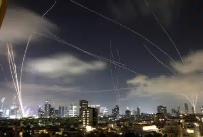 FOTODELDIA Tel Aviv (Israel), 17/06/2025.- Vista del sistema de defensa israelí la Cúpula de Hierro interceptando misiles iraníes que caen sobre Tel Aviv, Israel. Los bomberos registraron un incendio en un edificio de ocho plantas y otro en un aparcamiento que afecta a una veintena de coches en el centro de Israel tras un nuevo ataque con misiles de Irán pasada la medianoche de este miércoles, sin que por el momento se hayan reportado personas afectadas. EFE/ Abir Sultan