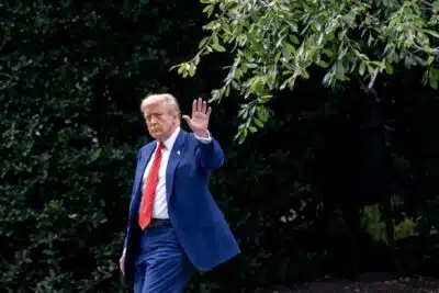 Washington, DC (United States), 20/06/2025.- US President Donald Trump walks on the South Lawn of the White House before boarding Marine One in Washington, DC, USA, 20 June 2025. EFE/EPA/STEFANI REYNOLDS / POOL