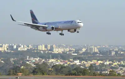 Brasília - Chega a Brasília o avião trazendo a  lanterna que contém a Chama Olímpica (Antonio Cruz/Agência Brasil)