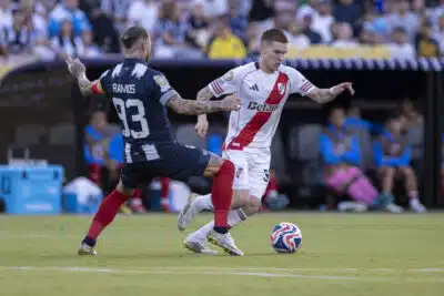 AME7669. LOS ÁNGELES (ESTADOS UNIDOS), 21/06/2025.- Franco Mastantuono (d) de River disputa un balón con Sergio Ramos de Monterrey este sábado, durante un partido del Mundial de Clubes entre River Plate y Monterrey en el estadio Rose Bowl de Los Ángeles, California (Estados Unidos). EFE/ Ángel Colmenares