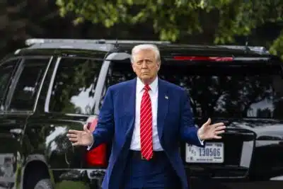 WASHINGTON (United States), 30/05/2025.- US President Donald Trump walks across the South Lawn as he departs the White House for an event in Pennsylvania in Washington, DC, USA, 30 May 2025. The president didn't answer shouted questions from the media. EFE/EPA/JIM LO SCALZO