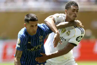 EVE6411. MIAMI (ESTADOS UNIDOS), 18/06/2025.- Jude Bellingham (d) de Real Madrid forcejea con João Cancelo de Al Hilal este miércoles, en un partido del Mundial de Clubes entre el Real Madrid y Al Hilal en el estadio Hard Rock de Miami (EE.UU.). EFE/Andre Coelho