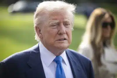 WASHINGTON (United States), 25/04/2025.- US President Donald Trump speaks briefly to the media before departing the White House for Rome, where he will attend Pope Francis' funeral, in Washington, DC, USA, 25 April 2025. In response to reporters' questions, Trump said talks on the the war in Ukraine are 'coming along'. (Papa, Ucrania, Roma) EFE/EPA/JIM LO SCALZO