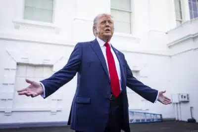 JJL001. WASHINGTON (ESTADOS UNIDOS), 28/04/2025.- Fotografía del 23 de abril de 2025 del presidente de EEUU, Donald Trump, hablando con medios de comunicación en Washington (EEUU). Donald Trump llegó al poder apoyado en un discurso antiinmigración, con una promesa central de cerrar las puertas a quienes buscan emigrar o encontrar refugio en el país y de poner en marcha la mayor campaña de deportación de la historia de Estados Unidos. EFE/EPA/ Jim Lo Scalzo