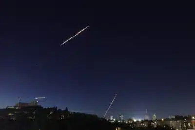 JERUSALEM (-), 15/06/2025.- Light trails as missiles fired from Iran fliy over Jerusalem, 15 June 2025. Israel and Iran have been exchanging fire since Israel attacked on 13 June 2025 as part of operation 'Rising Lion'. (Jerusalén) EFE/EPA/ABIR SULTAN EPA