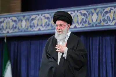 Tehran (Iran (islamic Republic Of)), 02/10/2024.- A handout photo made available by the Iranian supreme leader office shows Iranian Supreme Leader Ayatollah Ali Khamenei greeting the crowd during a ceremony in Tehran, Iran, 02 October 2024. Khamenei said that 'all the region's problems are because of interfere of US and its allies'. Iran has launched dozens of missiles directed at Israel on 01 October 2024, state media reported quoting the Islamic Revolutionary Guard Corps (IRGC). The attack was a 'retaliation for different assassinations' carried out by Israel and 'the crimes in Palestine and Lebanon', IRGC said. (Líbano, Teherán) EFE/EPA/LEADER OFFICE HANDOUT HANDOUT EDITORIAL USE ONLY/NO SALES