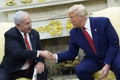 Washington (United States), 07/04/2025.- US President Donald Trump (R) meets with Prime Minister Benjamin Netanyahu (L) of Israel in the Oval Office of the White House in Washington, DC, USA, 07 April 2025. EFE/EPA/YURI GRIPAS / POOL
