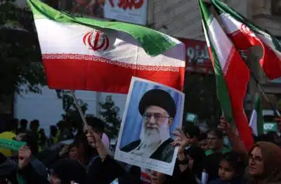 TEHRAN (IRAN(Islamic Republic Of)), 14/06/2025.- An Iranian woman holds a poster of Iranian supreme leader Ayatollah Ali Khamenei during an anti-Israel rally in Tehran, Iran, 14 June 2025. Israel confirms it has launched strikes on Iran's 'nuclear program' as blasts are heard across the country. Israel launched strikes on Iran's nuclear and military facilities on 13 June, targeting top generals and scientists. In retaliation, Iran launched waves of missiles and drones toward Israel. (Teherán) EFE/EPA/ABEDIN TAHERKENAREH