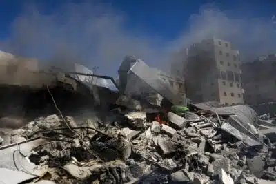 GAZA (-), 19/03/2025.- Palestinians inspect a destroyed house after an Israeli airstrike in Gaza City, northern Gaza Strip, 19 March 2025. On 18 March, Israeli forces resumed airstrikes on Gaza ending a ceasefire held in place since 19 January, and killing over 400 people, the Palestinian Ministry of Health in Gaza said. EFE/EPA/HAITHAM IMAD