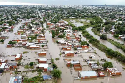 -FOTODELDÍA- AME7351. BAHÍA BLANCA (ARGENTINA), 07/03/2025.- Fotografía aérea de calles inundadas por fuertes lluvias este viernes, en Bahía Blanca (Argentina). El Gobierno de la provincia de Buenos Aires afirmó que puede haber más víctimas producto del temporal en la ciudad argentina de Bahía Blanca, pues aún hay barrios donde los servicios de emergencia no han podido llegar por estar cubiertos bajo dos metros de agua. EFE/ Pablo Presti