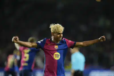 BARCELONA, 30/04/2025.- El delantero del FC Barcelona, Lamine Yamal, celebra el tercer gol del equipo blaugrana durante el encuentro correspondiente a la ida de las semifinales de la Liga de Campeones que disputan hoy miércoles FC Barcelona e Inter en el estadio Olímpico Lluis Company, en Barcelona. EFE / Alejandro García.