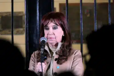 AME4970. BUENOS AIRES (ARGENTINA), 10/06/2025.- La expresidenta argentina Cristina Fernández (2007-2015) reacciona este martes, en Buenos Aires (Argentina). Fernández afirmó que los jueces de la Corte Suprema que ratificaron su condena a seis años de prisión 