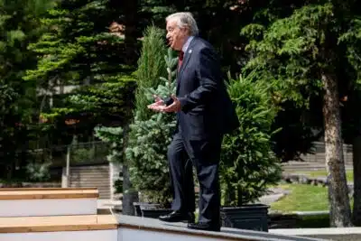 KANANASKIS (Canada), 17/06/2025.- Secretary-General of the United Nations Antonio Guterres gestures towards Canadian Prime Minister Mark Carney (not pictured) as he arrives to the G7 Leaders' Summit in Kananaskis, Canada, 17 June 2025. World leaders are gathering from 15 to 17 June 2025 for the annual G7 Summit. EFE/EPA/SPENCER COLBY