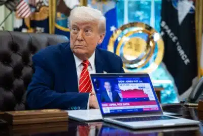 Washington (United States), 30/05/2025.- US President Donald Trump sitting near a computer playing a news report about the stock market during a press conference in the Oval Office at the White House in Washington, DC, USA, 30 May 2025. EFE/EPA/FRANCIS CHUNG / POOL