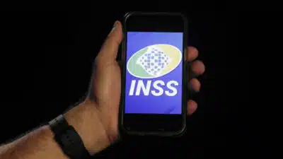Aplicativo do INSS no celular. | Sérgio Lima/Poder360 - 04.jun.2020