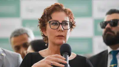 Coletiva da deputado Carla Zambelli -m  A PF (Polícia Federal) cumpre mandados de busca e apreensão contra a deputada Carla Zambelli (PL-SP) no âmbito de investigações que apuram invasão aos sistemas do CNJ (Conselho Nacional de Justiça) para inserção de alvarás de soltura e documentos falsos contra o ministro Alexandre de Moraes, do STF (Supremo Tribunal Federal). | Sérgio Lima/Poder360 02.ago.2023| Sérgio Lima/Poder360 00.ago.2022